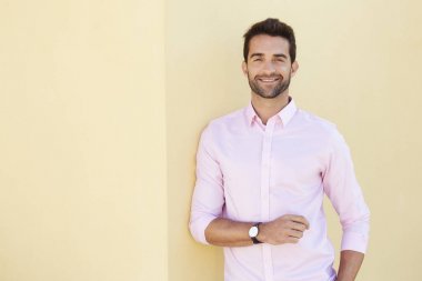 Pembe gömlekli mutlu adam
