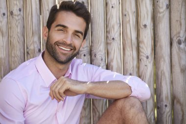 Gülümseyen adam anız ile 