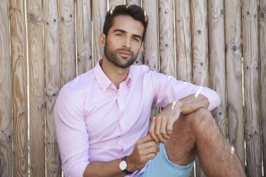 Gülümseyen adam anız ile 