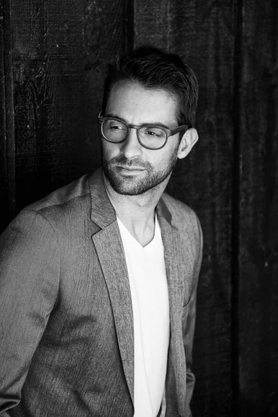 Anız ve gözlük yakışıklı adam