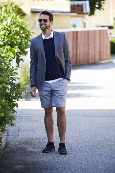 Gri takım elbise giymiş yakışıklı adam 