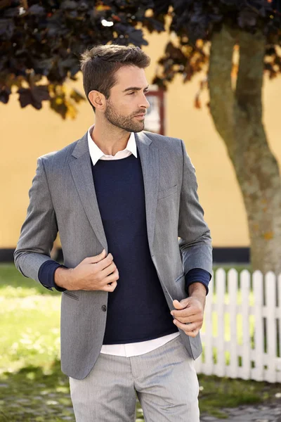 Chico guapo en chaqueta gris — Foto de Stock