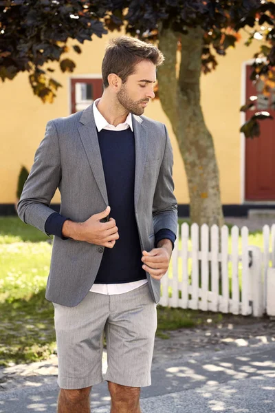 Gri ceketli yakışıklı çocuk 