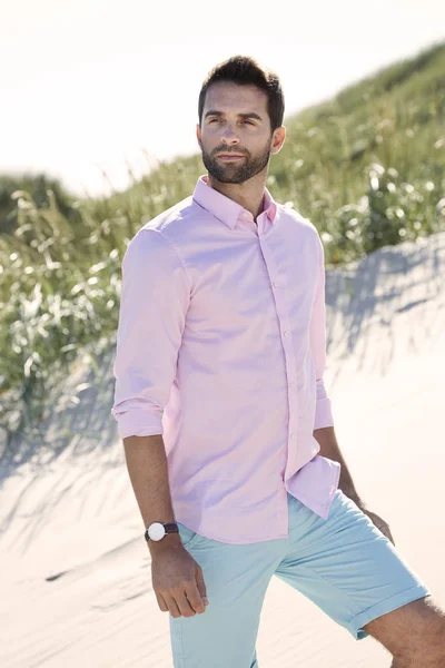 Bel ragazzo in pantaloncini sulla spiaggia — Foto Stock