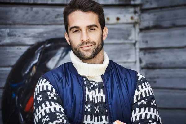 Красивый парень в свитере и теплее для тела — стоковое фото