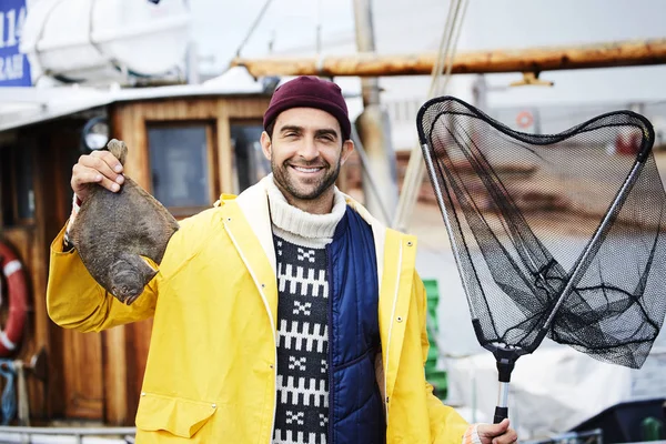 Рыбак с уловом рыбы — стоковое фото