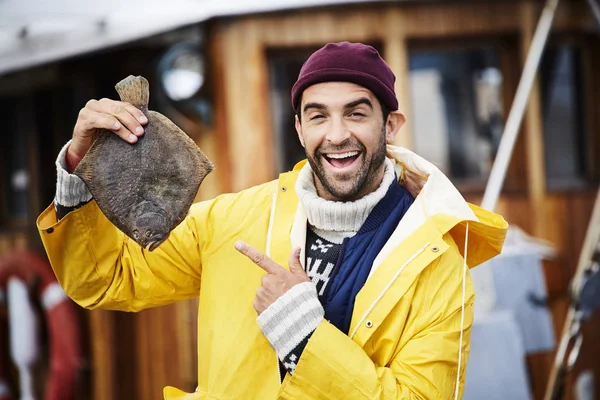 Pescador com captura de peixe — Fotografia de Stock