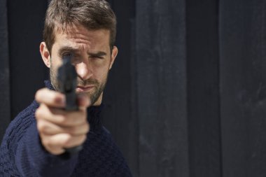 Kameraya hedefleyen silahlı adam