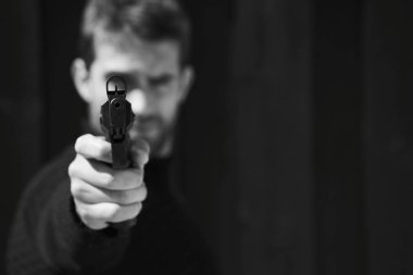 Kameraya hedefleyen silahlı adam