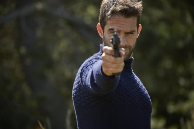 adam ateşli silah ile nişan