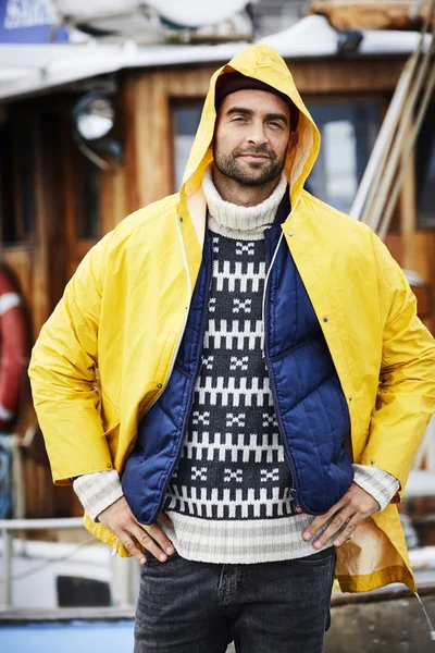 Рыбак в желтой водонепроницаемой куртке — стоковое фото