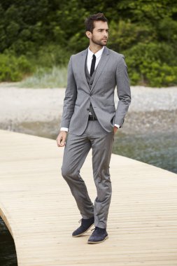 Gri takım elbiseli güzel iş adamı 