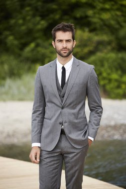 Gri takım elbiseli güzel iş adamı 