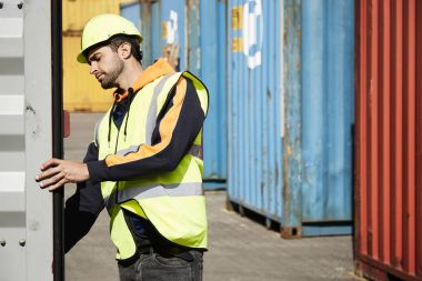 Yansıtıcı iş giysisi giyen konteyner 