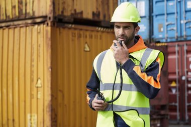 Radyo kullanma rıhtım işçisi