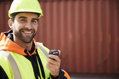 kask radyo ile liman işçisi adam