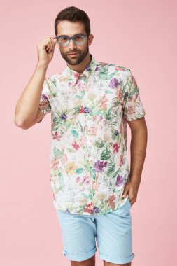 Yakışıklı adam gözlük ayarlama