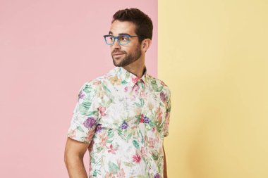 Desenli gömlekli gözlüklü adam