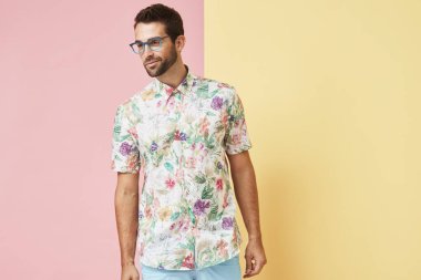 Çiçek gömlekli mutlu adam 