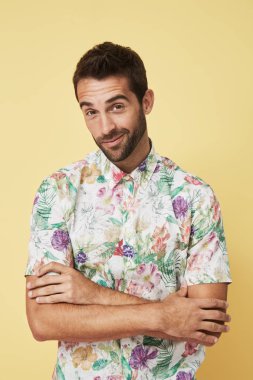 Moda gömlek gülümseyen adam