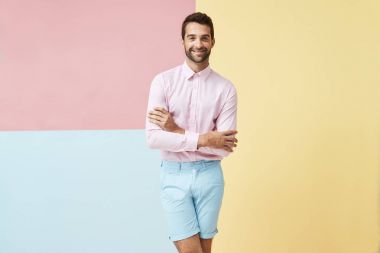 Pembe gömlek guy şort