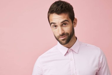 Yakışıklı dostum pembe olarak düşünme