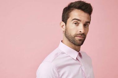 Yakışıklı dostum pembe olarak düşünme