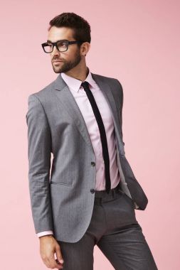 Gri takım elbiseli adam ciddi bir iş