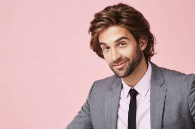 Uzun saçlı yakışıklı adam