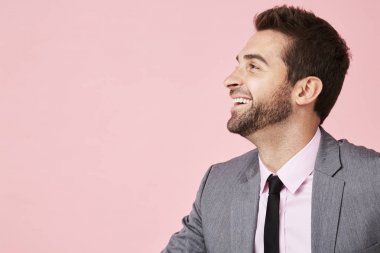 İş takım elbiseli yakışıklı genç