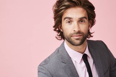 Uzun saçlı yakışıklı adam