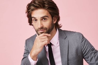 Uzun saçlı yakışıklı adam