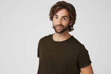 Kahverengi tişört yakışıklı adam