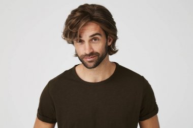 Kahverengi tişört yakışıklı adam