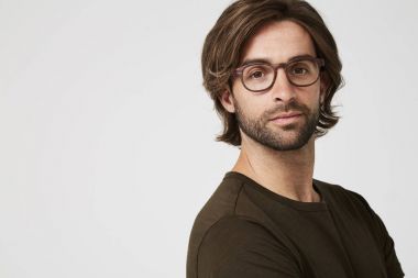 T-shirt ve gözlük gülümseyen adam 