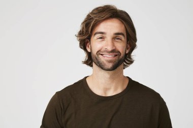 Kahverengi tişört yakışıklı adam