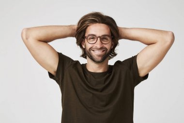 T-shirt ve gözlük gülümseyen adam 