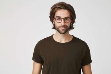 T-shirt ve gözlük gülümseyen adam 