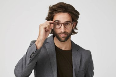 Gri takım elbise ceketi mutlu adamı