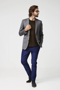 Takım elbise ceketi ciddi adamı 