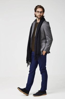 Takım elbiseli adam.