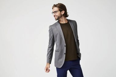 Mutlu adam ceket ve gözlük