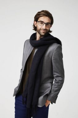 Yakışıklı adam gözlük ve eşarp