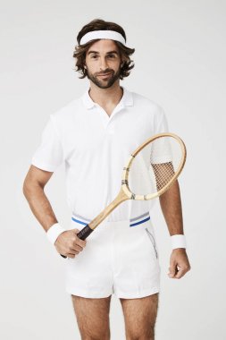 Tenis raketi oynamaya hazır adamla