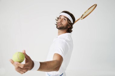 tenisçi topa vurmaya hazır 