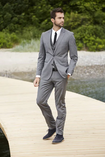 Uomo d'affari cool in abito grigio — Foto Stock