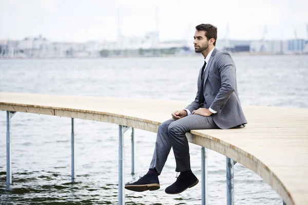 Zakenman zittend op de pier — Stockfoto