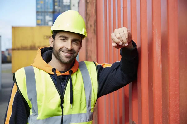 Kask içinde gülümseyen liman işçisi dostum