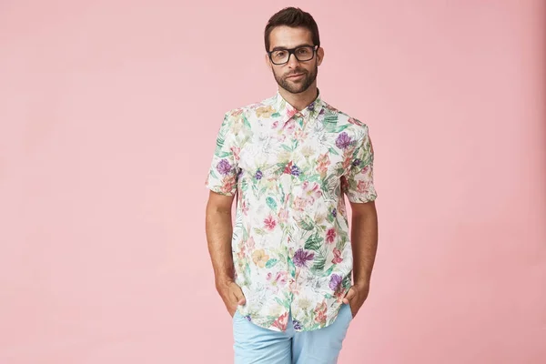 Хлопець у квітковій сорочці та окулярах — стокове фото
