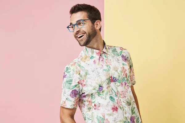 Щасливий хлопець у квітковій сорочці — стокове фото